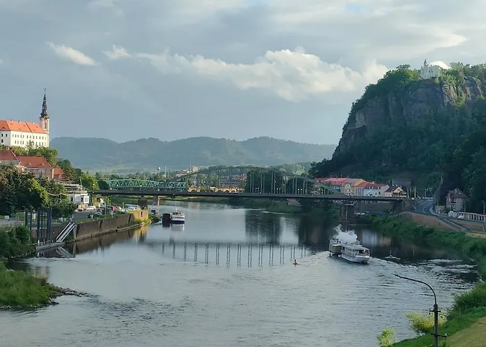 Symbiola River